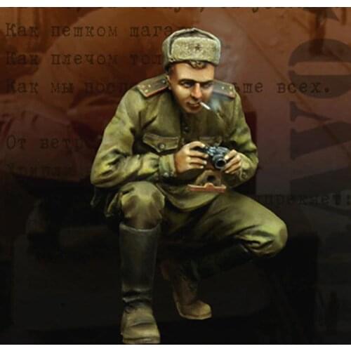 1/35 resin figure soldier model World War II Red Army correspondent package GK white model hand military war 220
