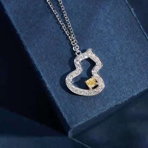18K Gold Diamond Necklace Pendant Woman Fashion Style Diamond Accented Fine Jewelry Party Gift