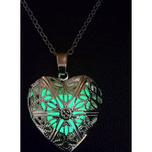 50pcs/lot Heart Night Luminous Hollow Pendant Necklace Heart-shaped Glow In The Dark Necklace Wedding Christmas Gift