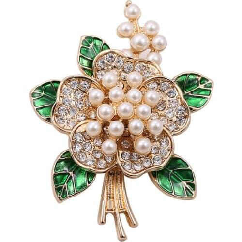 2019 European American style fashion flower imitation pearl inlaid semi-precious stone green leaf temperament flower brooch