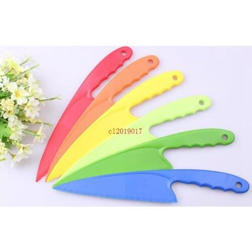 Wholesale Colorful Food Grade Plastic Scraper Cake Knife Mousse Bread Knife With Jaggedly Kitchen Baking Tools Random Color
