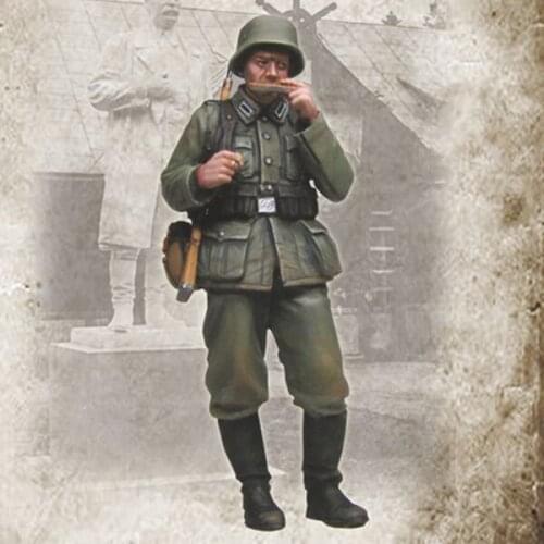 1/35 soldier with a mouth organ of WW2 Resin kit soldiers GK Military subject matter Scene combination Uncoated No colour