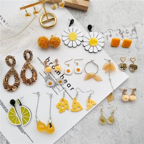 Sweet Yellow Geometric Acrylic Drop Earrings for Women Simple Flowers Round Pendant Earrings Temperament Gifts Jewelry