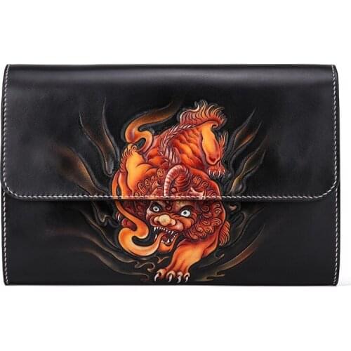 Handmade Men Vegetable Tanned Leather Carving Brave Troops Bag Money Holder Clutch Purse Cigarette Pocket Man Clutches Envelope