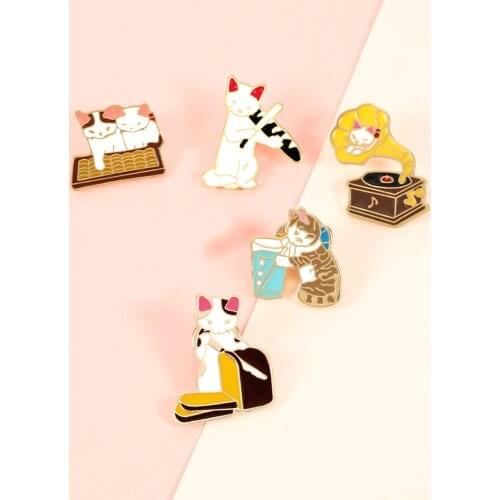 Cat Metal Enamel Brooch Lovely Phonograph Bread Kitten Badge Pin Fun Trendy Clothing Backpack Animal Jewelry Accessories Gift