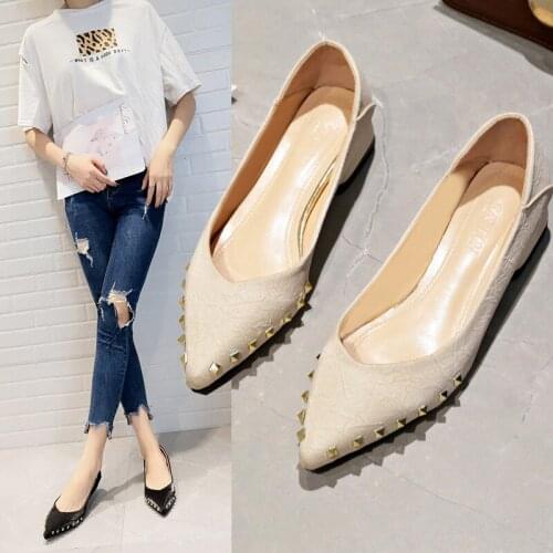 Rivet Single-shoe Female Korean Version of The Popular Hundred Sharp-headed Fashion Face-lifting Shallow Mouth Gentle Shoes