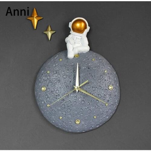 Creative Modern Astronaut Wall Clock Nordic Spaceman Decorative Resin Mute Clock Home Living Room Wall Decoration Ornaments