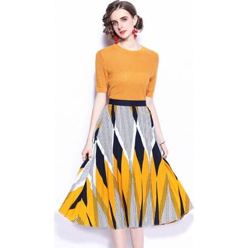 2021 Summer Runway Fashion Two Piece Set Women Round Neck Short-Sleeved Knitted T-Shirt + Geometric Print Pleated Skirt Suit