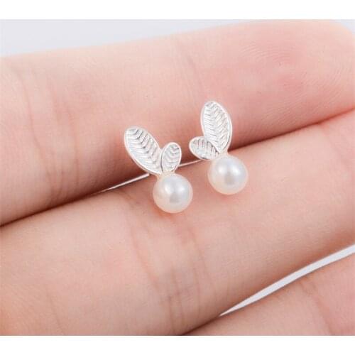 2021 New Korean Pearl Leaves Modelling Earrings Contracted Joker Women Cute Animal Stud Earrings Wedding Party Fine Jewelry Gift