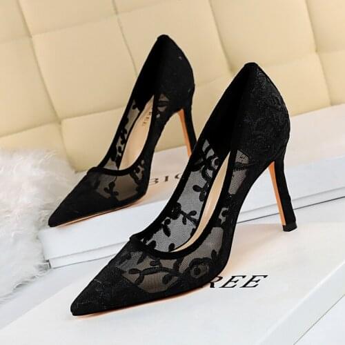 Women Pumps Lace Embroidered Ladies Shoes Zapatos De Novia Black Heels Women Shoes 2019 Pumps Woman High Heels Elegant Shoes