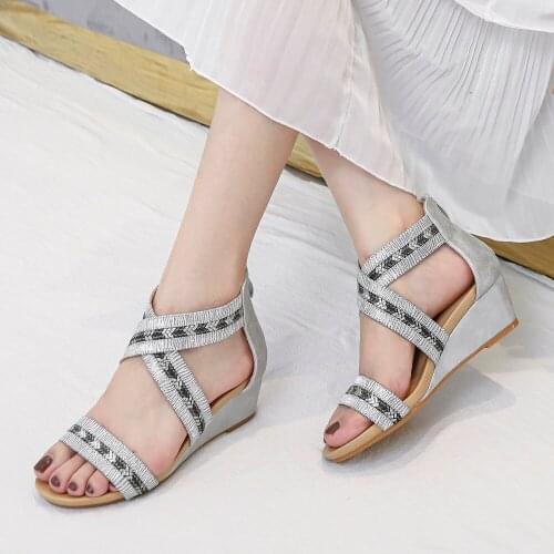 2021 Fashion Women Wedges Sandals Ladies Round Toe Kitten Heels Summer Shoes Black/Beige/Gray Mothers Vintage Zipper Sandalias