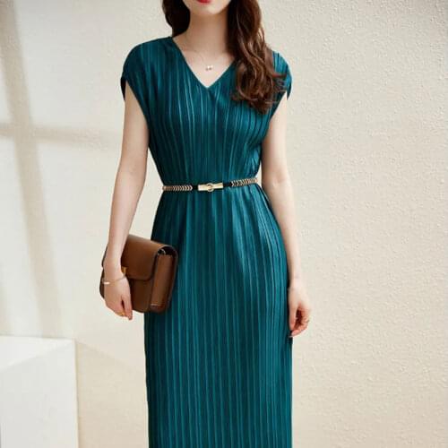 Mid-length V-neck pleated dress female 2021 summer new style Korean style fashion temperament sleeveless lace-up casual dress