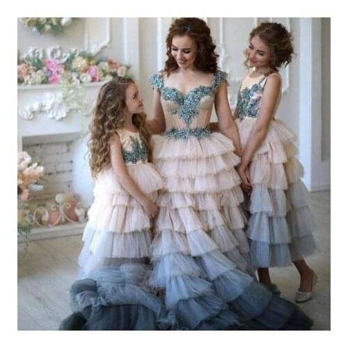 Luxury Fluffy Mother And Daughter Photo Shoot Dressing Gowns Cap Sleeves Lace Beaded Ruffles Tiered Dresses 2021