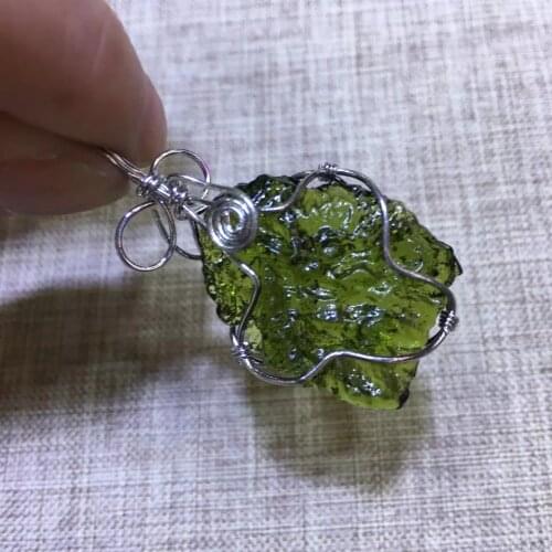 Hot Sale A++ Natural Moldavite green aerolites crystal Falling stone pendant energy apotropaic 4g-6g/ lot + free rope Necklace