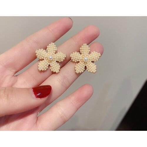 XIYANIKE Gold Color Flower Stud Earrings 2021 Trendy Alloy Pearl Earrings For women Romantic Party Gift Fashion Jewelry aretes
