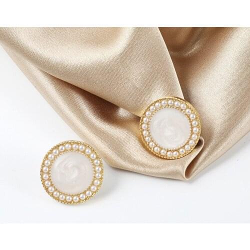 Fashion Wind Gently Palace Pearl Earring Personality Shells Luster Stud Earrings