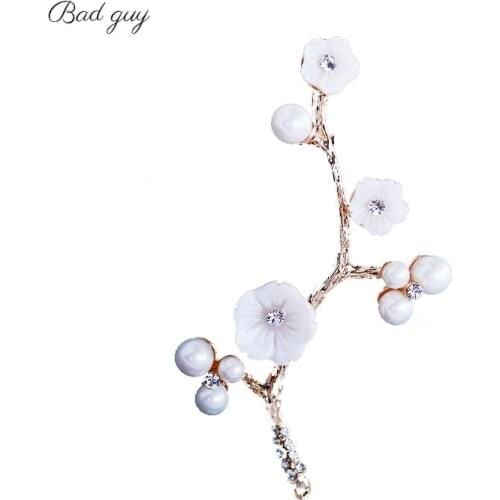 Simplicity Style Plum Flower Zircon Brooch Pin for Womens Elegant Brooch Jewelry Clothes Scarf Buckle Garment Accessories Gifts
