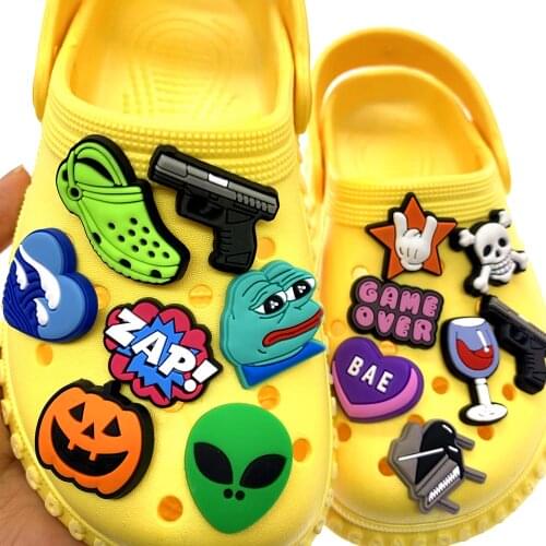 Hot Selling 1PCS Alien Frog Shoes Charms PVC Fashion Cartoon Gun Icon Croc Buckle Accessories Graden Shoe Decor Kids Party Gifts