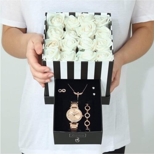Beyaz Güllü Kutuda Melek Kolye Küpe Bileklik Yüzük Saat Set