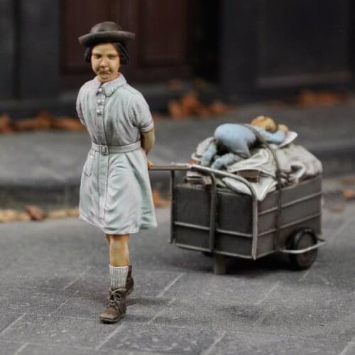 1/35 Resin Model figure GK GIRL WITH HER STUFF Civilian Theme of World War II Unassembled and unpainted kit