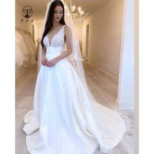 2022 Country Wedding Dresses Plunging V Neck Appliqued Lace Sleeveless A Line Bride Gown