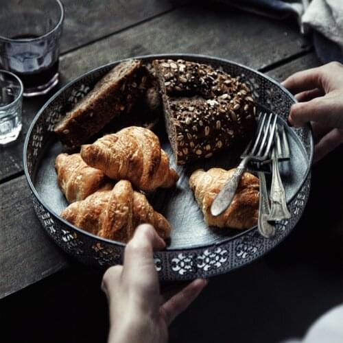 Flower Pattern Carve Vintage Metal Tray Antique Wrought Iron Retro Tray Round Bread Plate Home Decoration Kitchen Wedding Decor