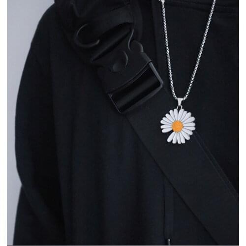 Small Daisy Necklace Women Men Titanium Steel Pmo Flower Pendant Hip Hop Pendant White Color Fashion Jewelry