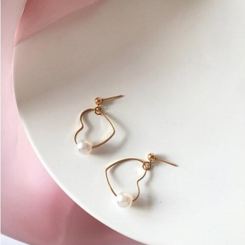 1 Pair Vintage Acrylic Hollow Heart Earrings White Hearts Imitation Pearl Gold Earrings For Girls Women Lovely Jewelry 32x20mm