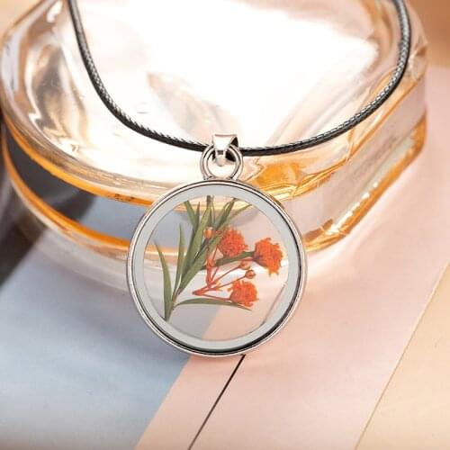2020 Fashion Women Pendant Necklace Leather Chain Round Glass Natural Dried Flower Necklace Plate Gold Pendant Jewelry