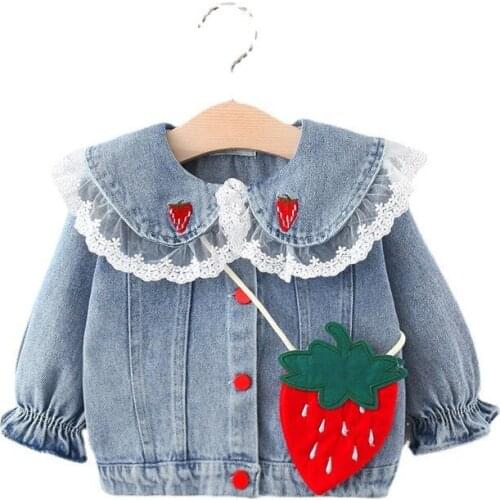 The new girls coat baby girl wears a fashionable lace lapel princess childrens dress