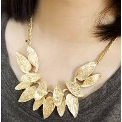 Europe and three-dimensional fine golden personality leaves a short section of female clavicle chain wholesale