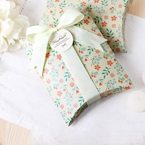 50pcs/lot New Flower Pillow Box Ribbon Bow Present Carton Pouch Kraft Paper box Wedding Favors Gift Boxes Wedding Party Supply