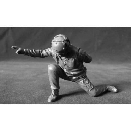 New Unassembled 1/24 modern man Squatting Resin Figure Unpainted Model Kit