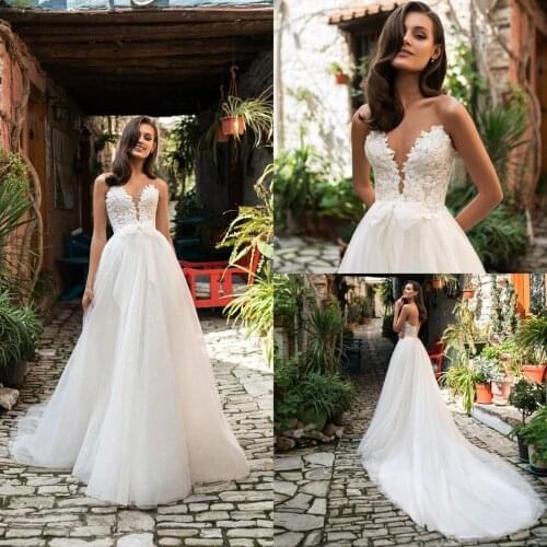 2021 Wedding Dresses Scoop Sleeveless Lace Appliques Beach Bridal Gowns Sexy Lace-up Back Sweep Train A Line Wedding Dress