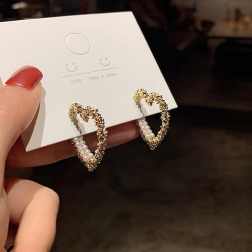 The new design exaggerated hollow love drop earrings Korean fashion jewelry imitation pearl love earrings for women