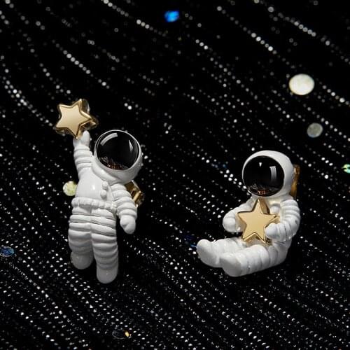 Creative Cute Design Starry Sky Space Star Asymmetric Astronaut Stud Earrings Universe Pick Up Star Earrings for Women Girl Gift
