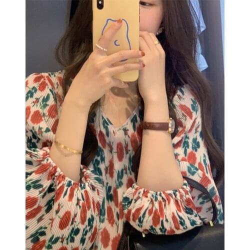 Version commuter Korean 100 Da sweet V-neck Lantern Sleeve Chiffon shirt womens Rose Pleated Chiffon Top