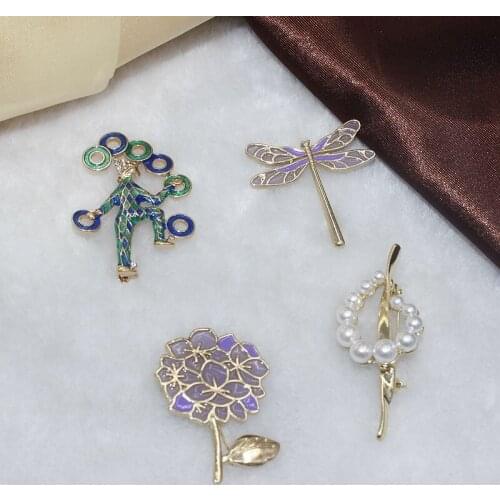 2021 new creative fashion light womens pearl beating notes Enamel Flower Dragonfly Womens Accessories Brooch