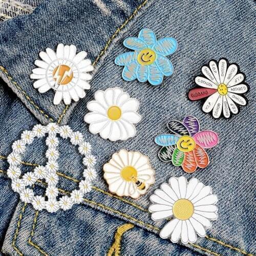 Daisy Enamel Pins Lapel Pins White Flower Badges Cute Smile Rainbow Brooches for Kids Jewelry Jeans Accessories