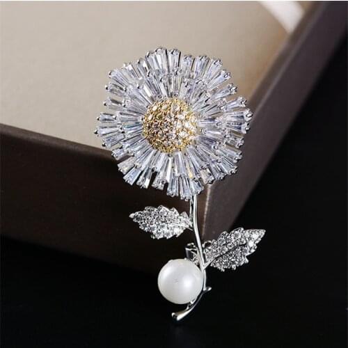 Elegant White Crystal Pearl Chrysanthemum Brooch Luxury Rhinestone Pin Flower Rhinestone Brooches Pins for Women Men Jewelry