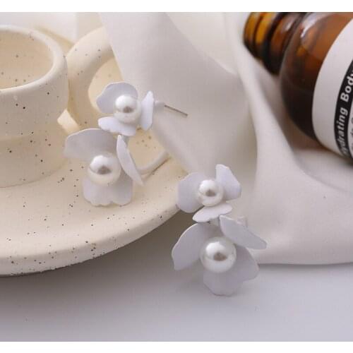 ​ZDMXJL New Trend Women Earring Simple Flower Pearl Hoop Earrings For Women Jewelry Accessories Retro High Class earring 2021