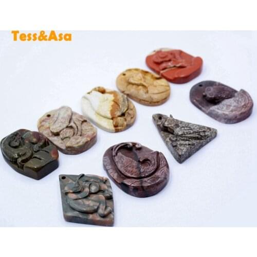 Hand Make Slice Stone With Anaglyph Multicolor Animal Pattern Carved Stone Agate Pendant for Women‘s Pendant Necklace DIY Making