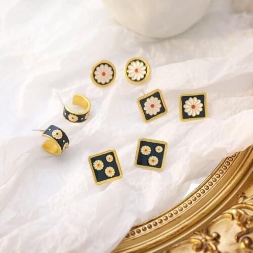 2021 Wholesale Design Sense Chinese Style Retro Daisy Earrings Classical Enamel Embossed Flower Earrings