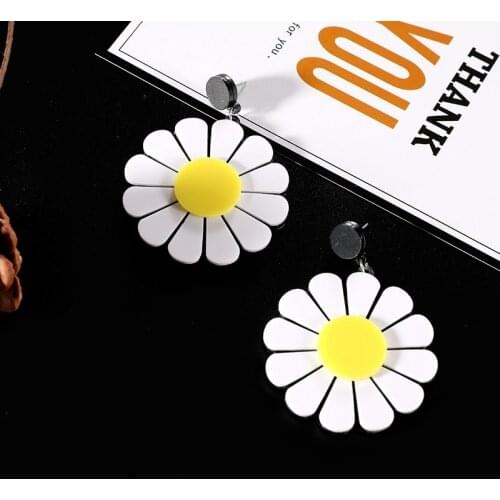 Korean Pop Temperament Simple Fashion Yellow White Cute Flower Earrings For Women Exaggeration Stud Jewelry Wholesale