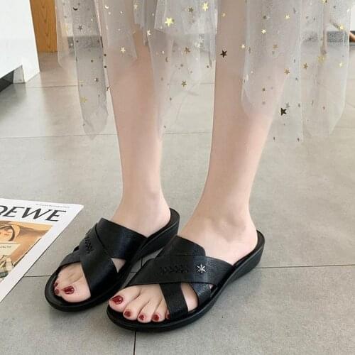 Summer outdoor wear mother slippers fashion middle-aged flat-bottomed elderly non-slip sandals soft-soled womens sandals