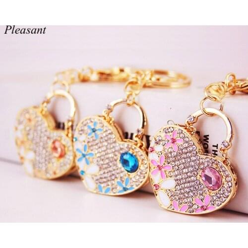 Luxury Crystal Love Flower Gemstone Keychain Ladies Bag Accessories Peach Heart Keychain Metal Pendant Ladies Gift