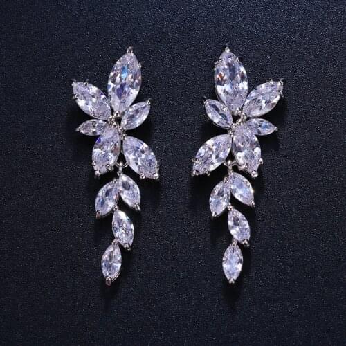 Bettyue Fashion Design Symmertrical Leaves Silver Plated Elegant Cubic Zircon Earring For Women&Girls Attending Party Decoration