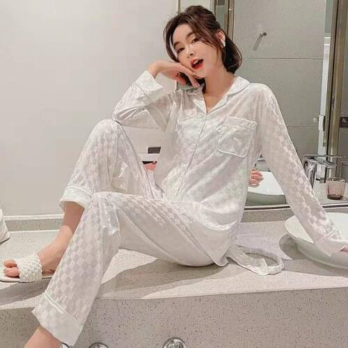 2021 New Pajamas Spring / Summer Sleepwear Autumn Ice Silk Long Sleeve Trousers Suit Womens Nightwear White Plaid Pyjamas Set