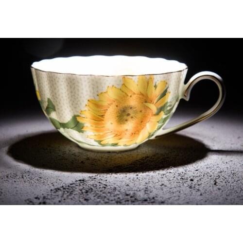 Bone China European Style Ceramic Coffee Cup and Saucer Art Red Tea Cup Gift Sunflower English Tea Set Vaso Para Cafe Teacups