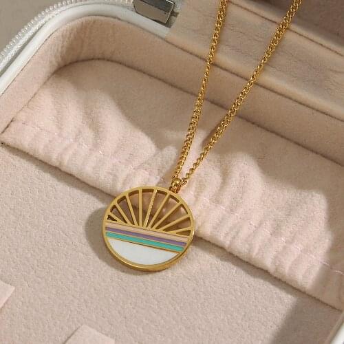 2021 New Design Delicate Cute Round Hollow Fan Shaped Shell Pendant Necklace Curb Chain Stainless Steel 18K Gold Plated Necklace